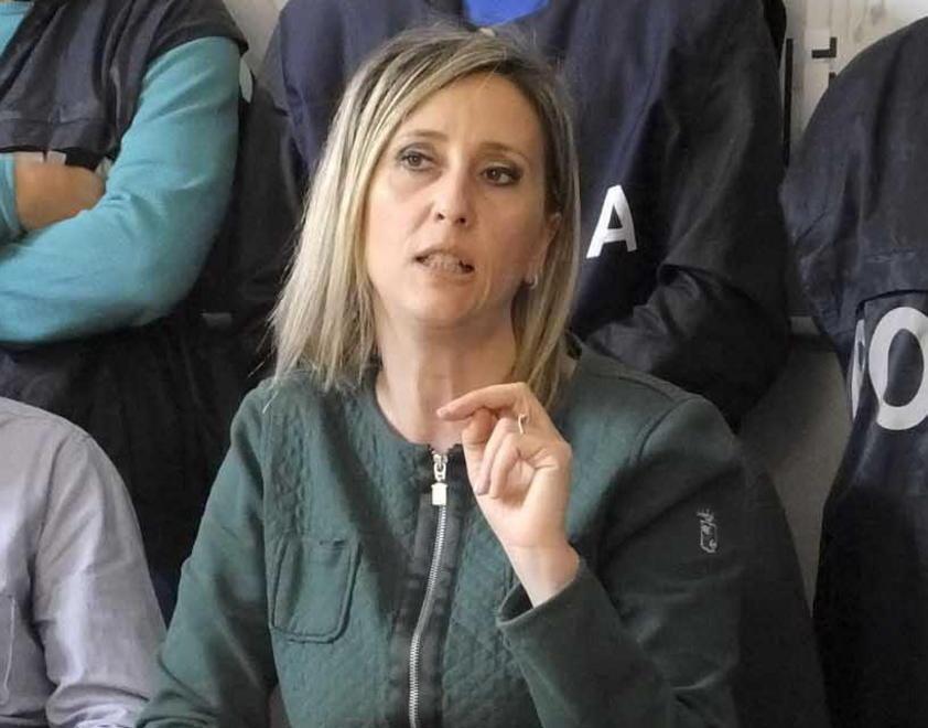 Abortisce in casa e getta il feto nel sacco dei rifiuti 