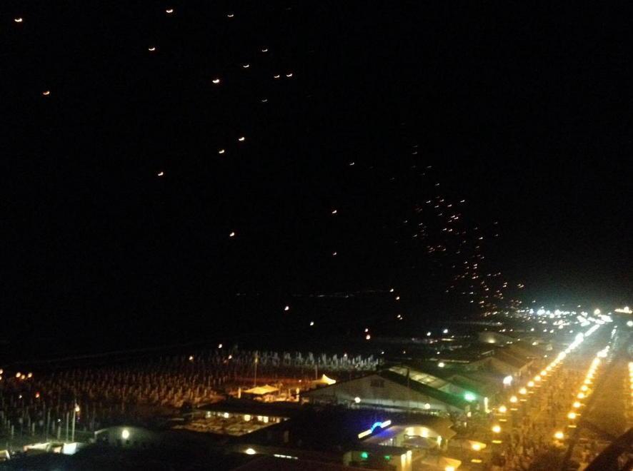 Migliaia di fiammelle nel cielo di Marina, nell’estate dei roghi