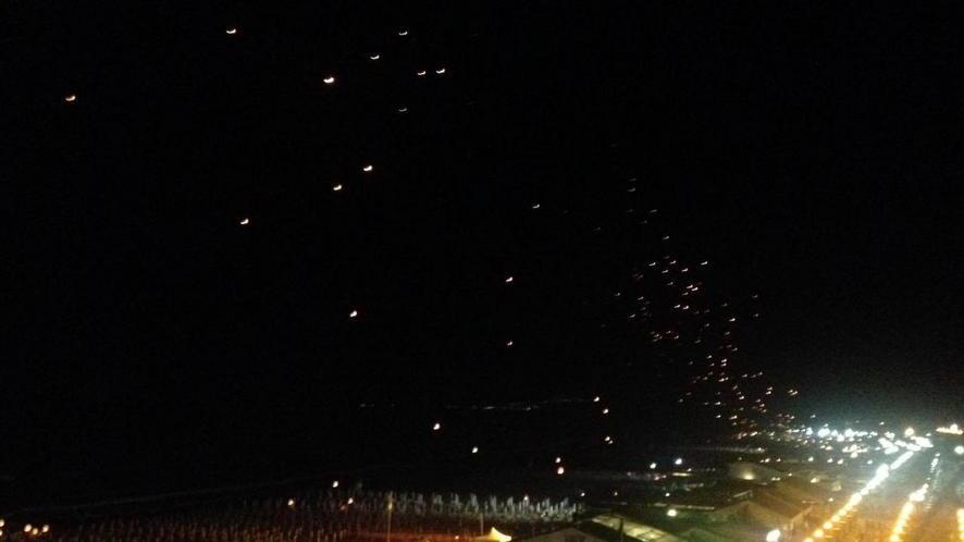 Migliaia di fiammelle nel cielo di Marina, nell’estate dei roghi