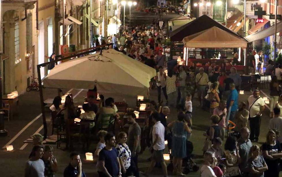 Mille luci alle finestre tanta gente per strada: magica Luminaria 