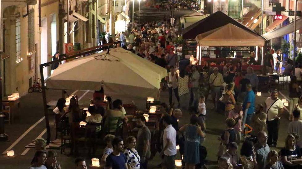 Mille luci alle finestre tanta gente per strada: magica Luminaria