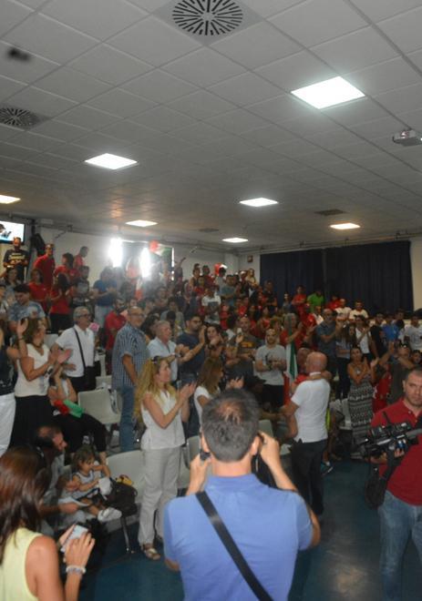 La “torcida” oristanese applaude il suo campione 