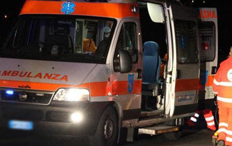 Ubriaca in bicicletta fa schiantare tre auto 