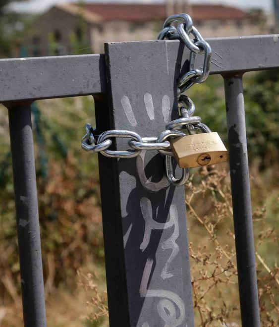 «La droga passa da quel cancello forzato»