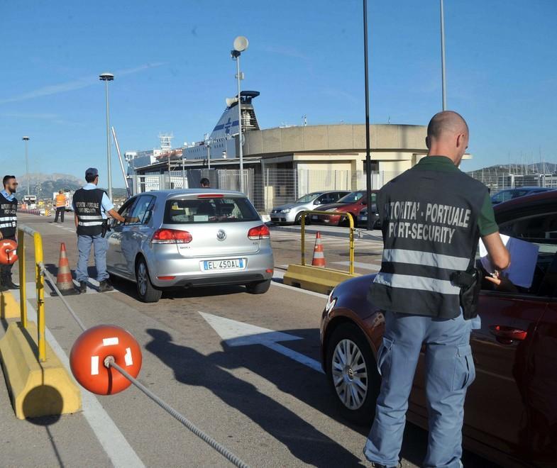 Sos sicurezza, tutti in fila all’imbarco: auto e passeggeri ai raggi X 