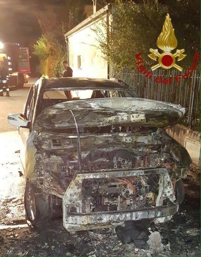 L'auto distrutta dalle fiamme