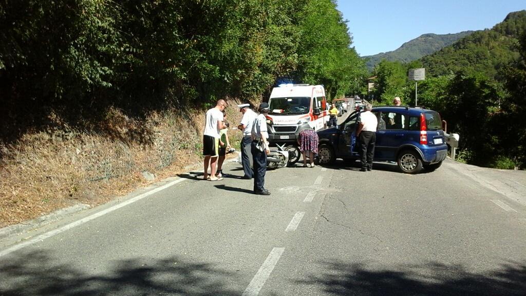 I due mezzi coinvolti nell'incidente e i rilievi della polizia municipale