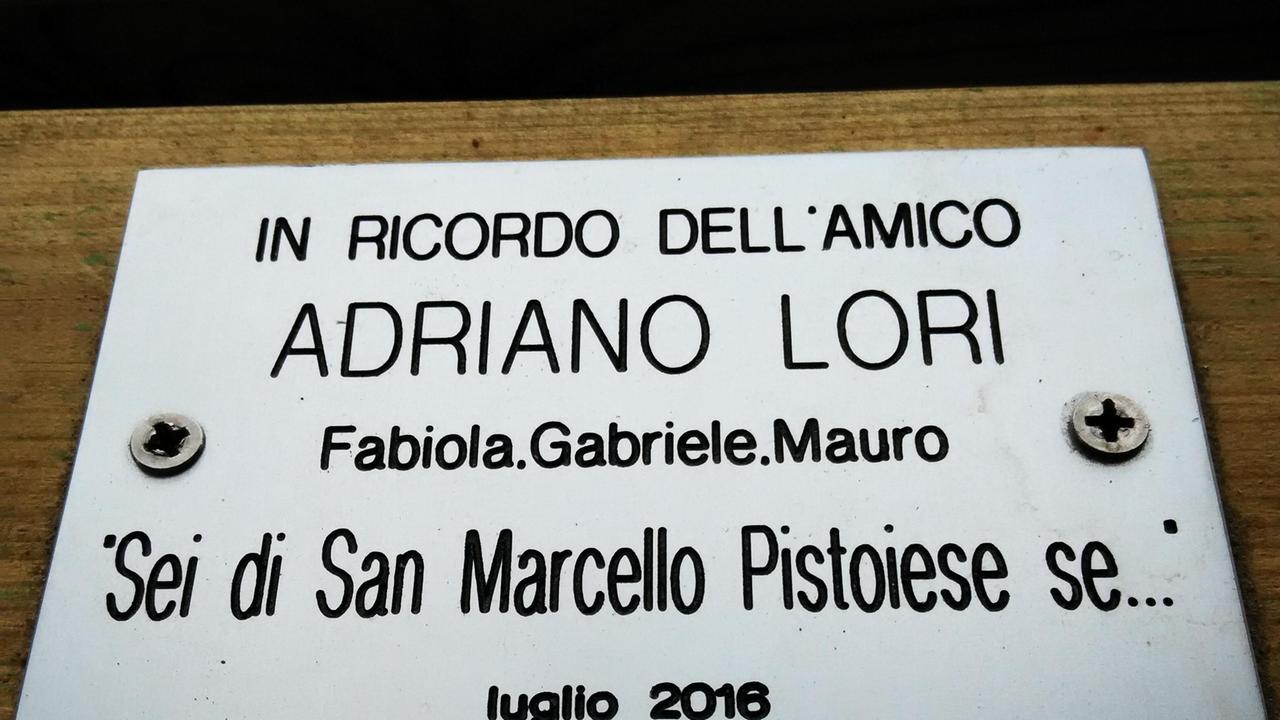 La targa in ricordo di Adriano Lori