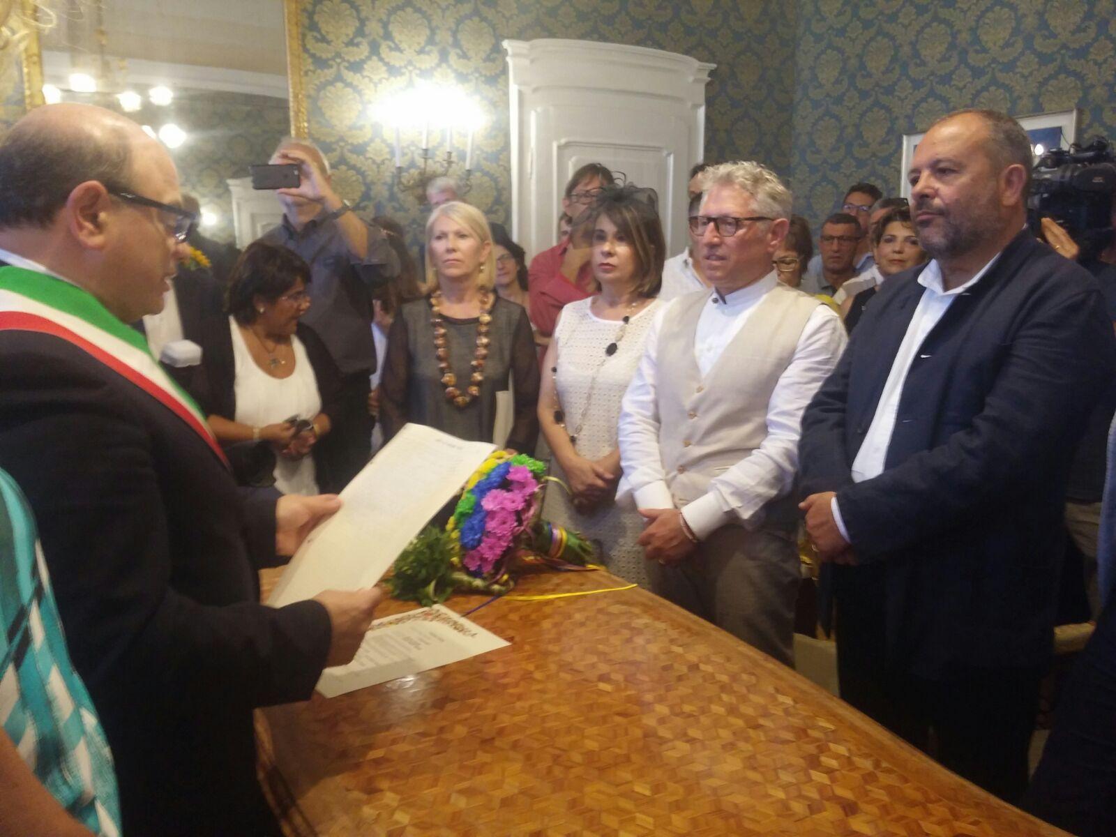 Il sindaco Sanna e gli sposi Stefano Resmini e Giovanni Fancello