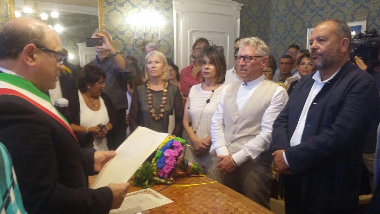 Il sindaco Sanna e gli sposi Stefano Resmini e Giovanni Fancello