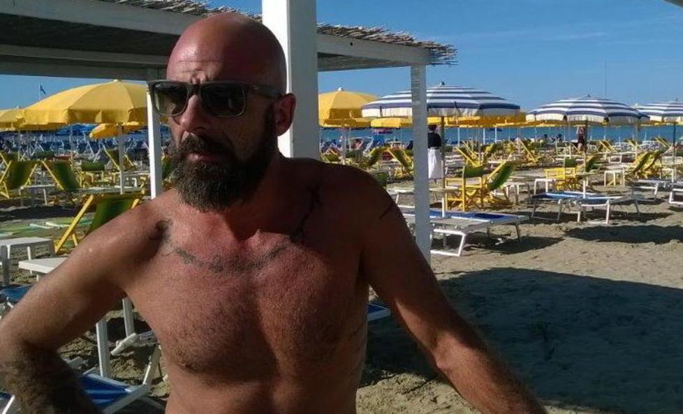 Balneare accerchiato da quindici giovani e ferito a Viareggio