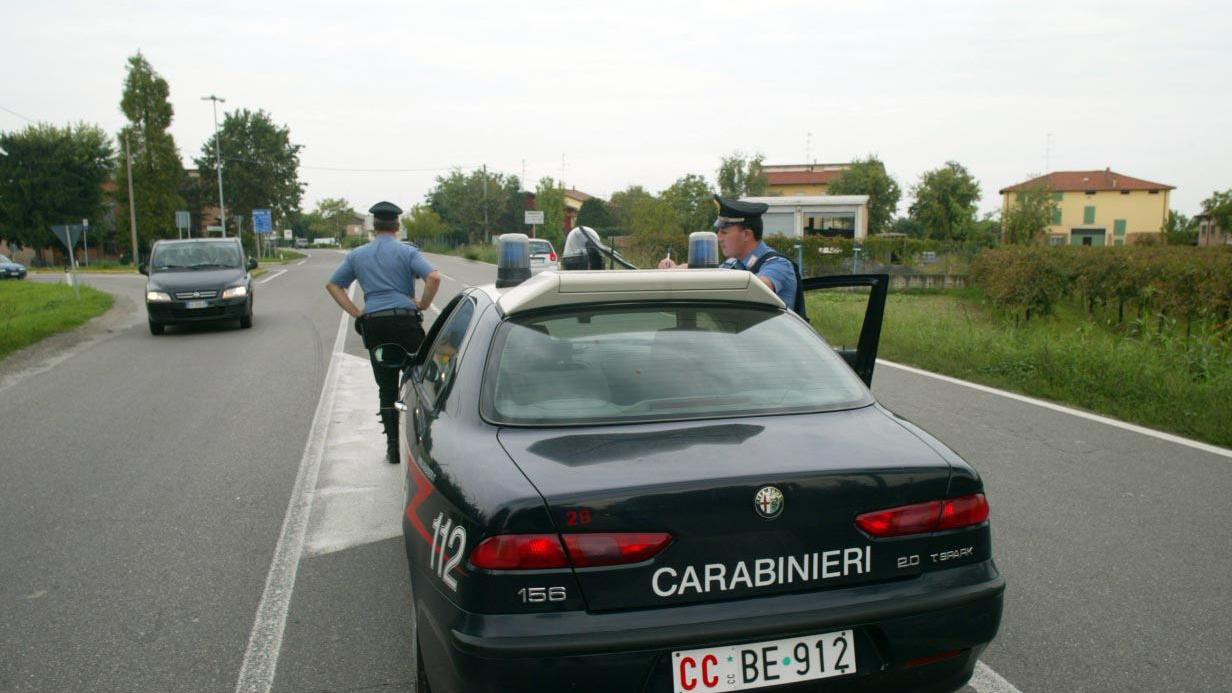 Correggio, sfondano la vetrata del bar e rubano il fondo cassa