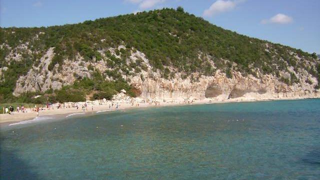 Tre turisti dispersi a Cala Luna ritrovati all'alba