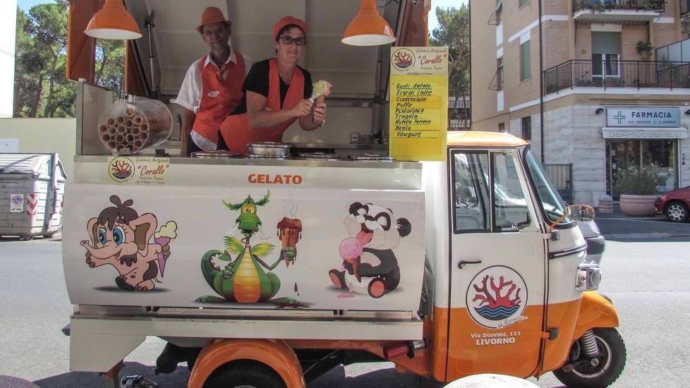 Street food, a Livorno il lungomare è negato: non c'è spazio per l'Ape-gelato e la bici della frutta