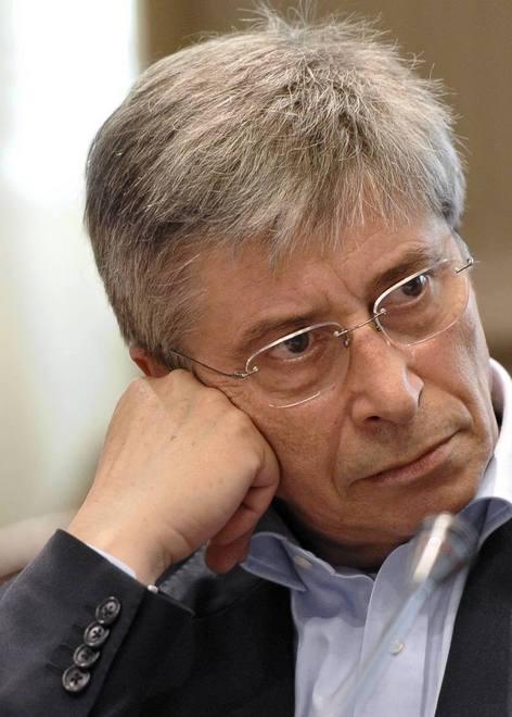 Vasco Errani torna in pista e ora cerca di riunire il Pd . E a Modena si apre il dibattito