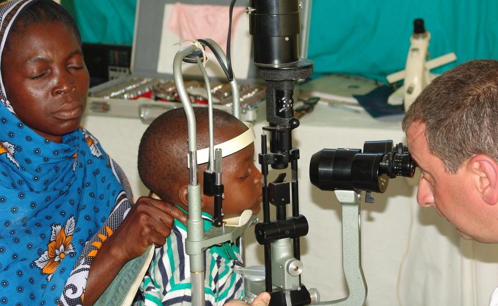 Luigi Pucino mentre visita bambino in Tanzania, a Itigi, nella missione del 2009