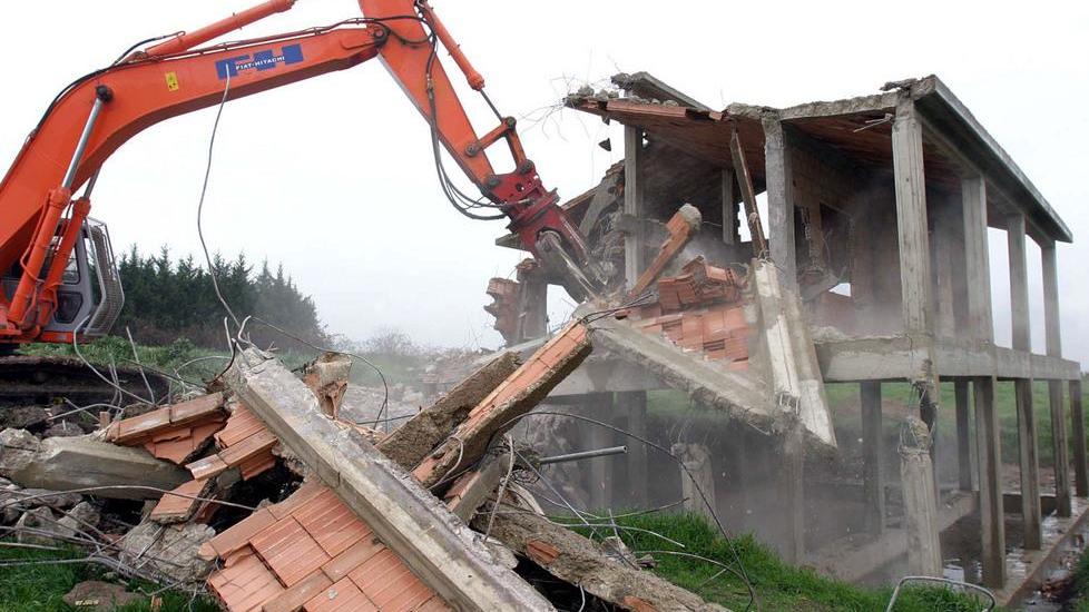 La demolizione di una struttura abusiva (foto d’archivio)