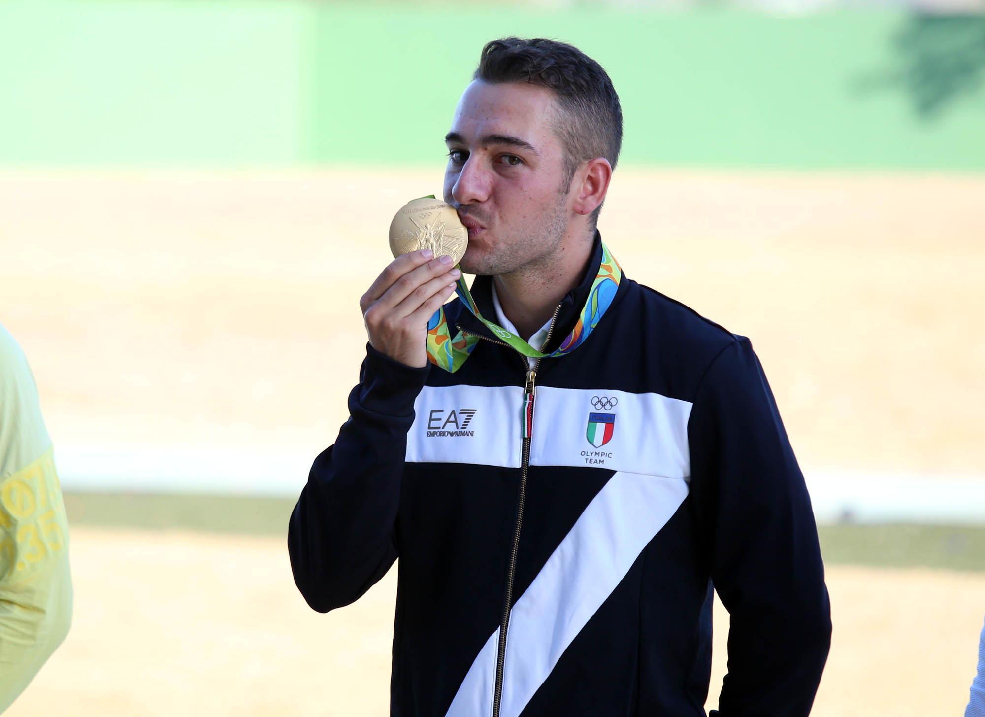 Gabriele Rossetti bacia la medaglia d'oro sul podio di Rio (Foto Nucci)