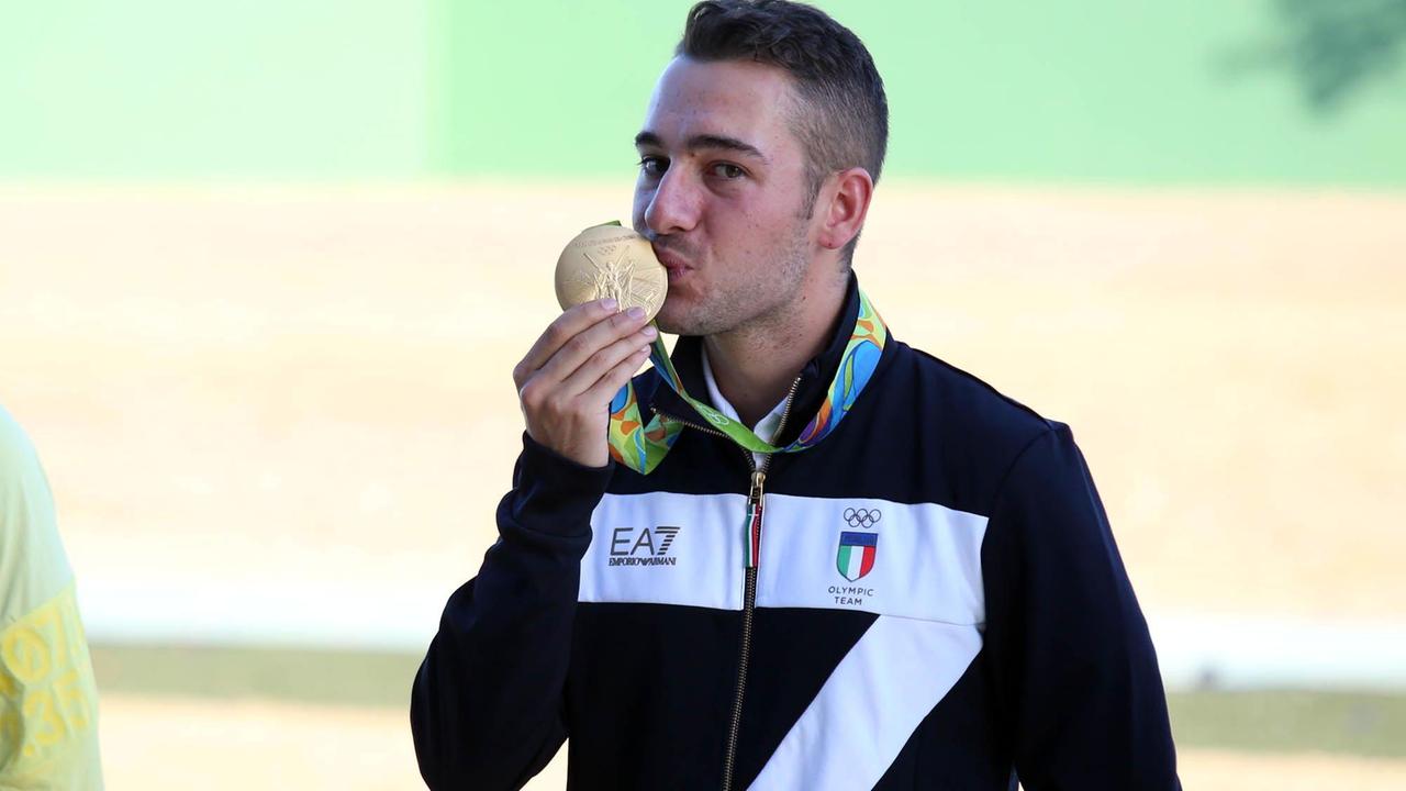 Gabriele Rossetti bacia la medaglia d'oro sul podio di Rio (Foto Nucci)