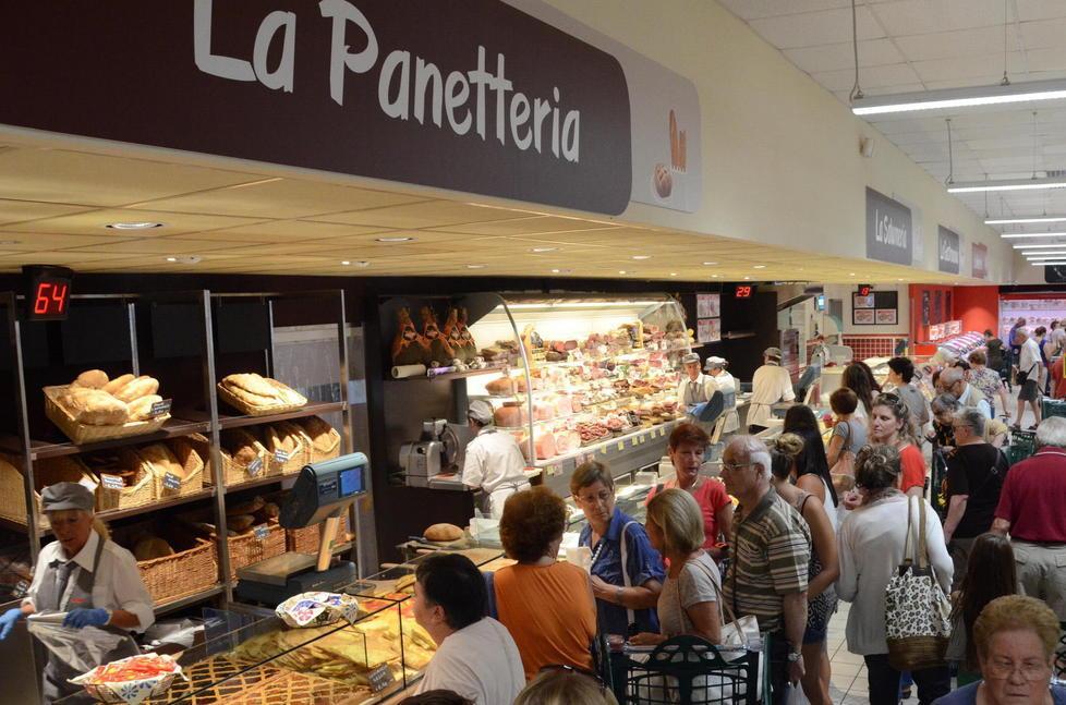 Il supermercato Simply di via Scansanese a Grosseto (Foto d'archivio) 