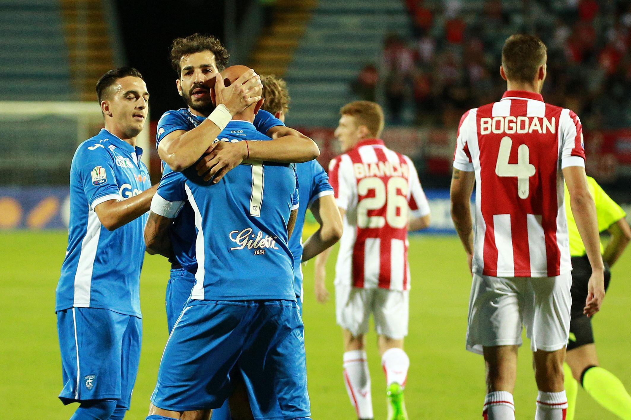 Maccarone festeggiato dai compagni di squadra (Foto Agenzia Carlo Sestini)