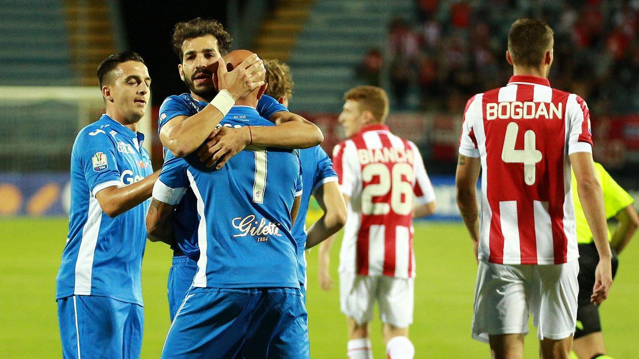 Maccarone festeggiato dai compagni di squadra (Foto Agenzia Carlo Sestini)