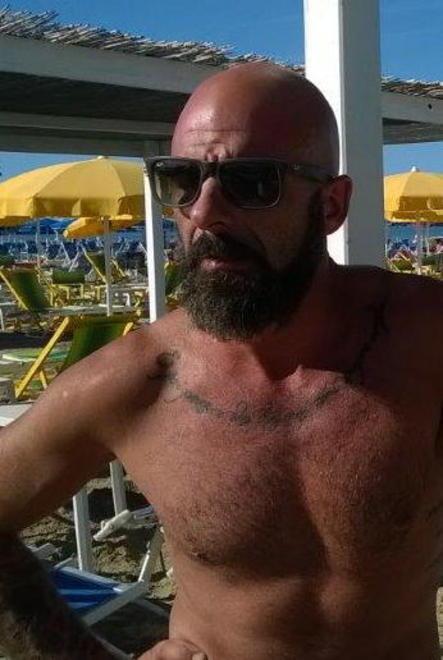 Aggredito a colpi di bottiglie e sedie 