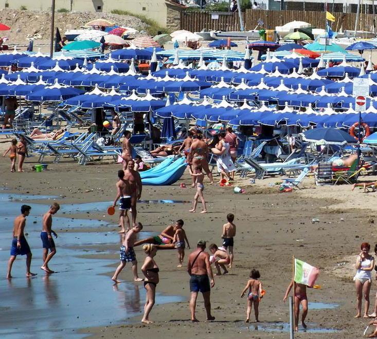 Il caso spiaggia in Procura segnalazione con 150 firme 