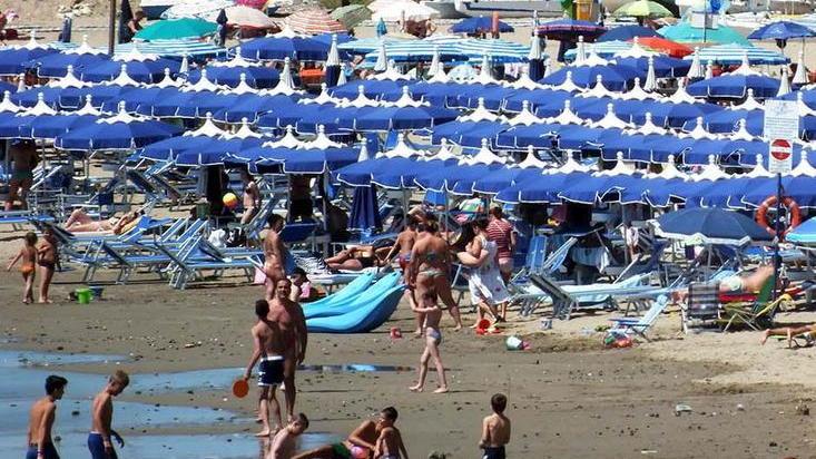 Il caso spiaggia in Procura segnalazione con 150 firme