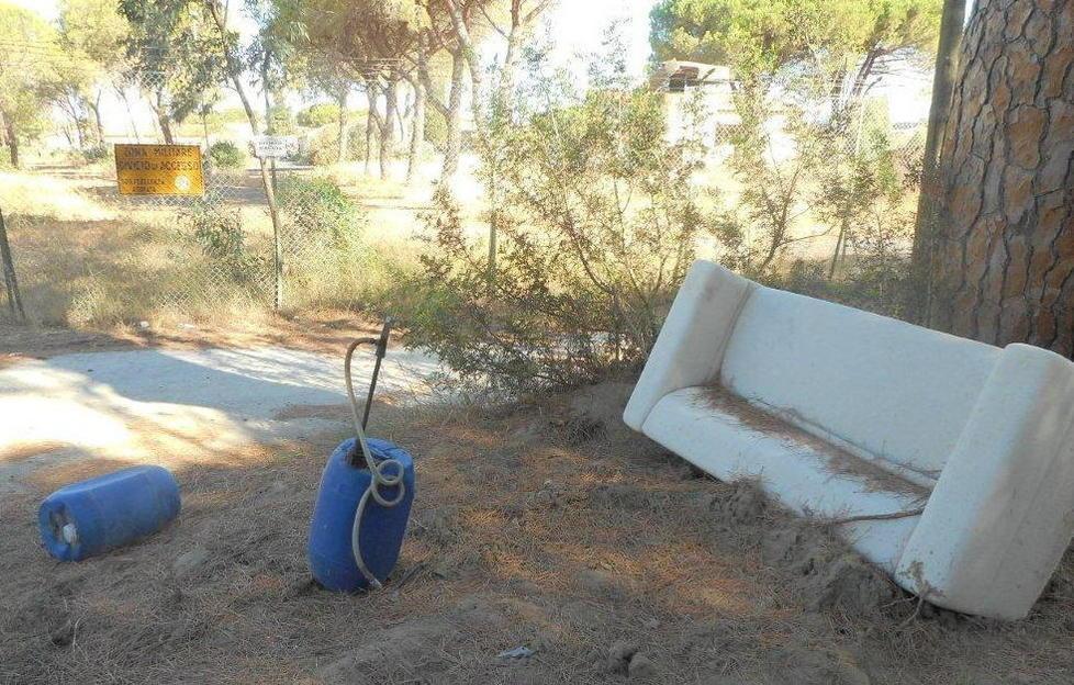 Sacchi, rifiuti e un divano «Fiumara è una discarica»