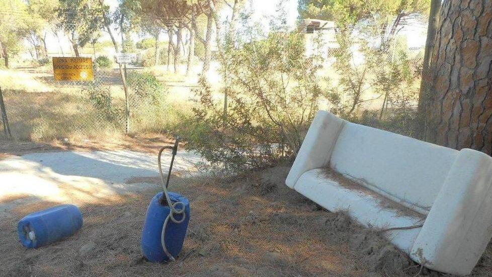 Sacchi, rifiuti e un divano «Fiumara è una discarica»