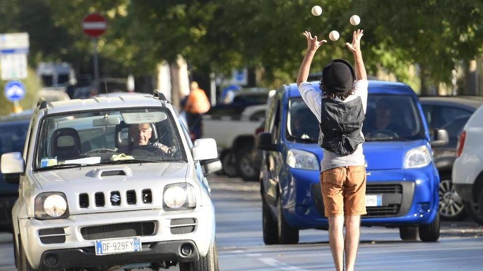 Giocoliere al semaforo per strappare un sorriso