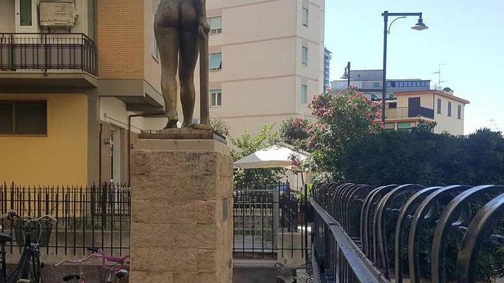 Vandali scatenati in centro Mutilata la Bella Etrusca