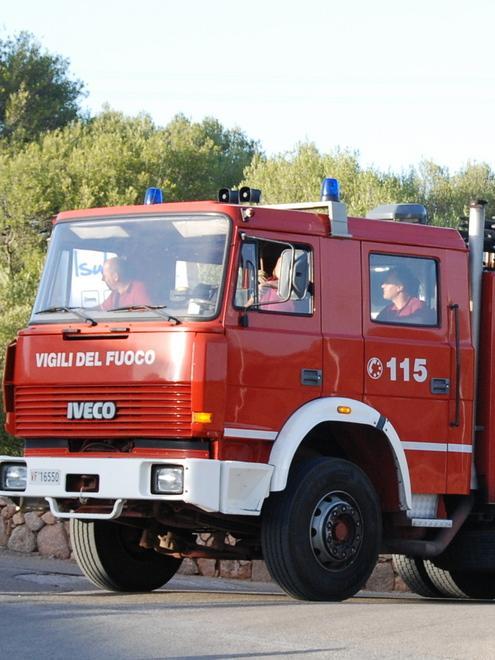 Un corto circuito scatena un incendio in un cortile