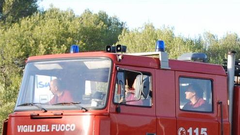 Un corto circuito scatena un incendio in un cortile