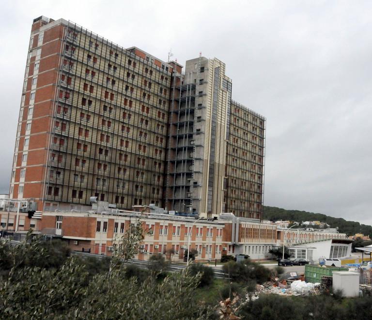 Stipendi in ritardo, scaricabarile tra la Derichebourg e l’Asl 3 