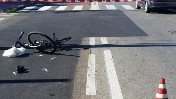 Auto contro bici, ciclista in rianimazione