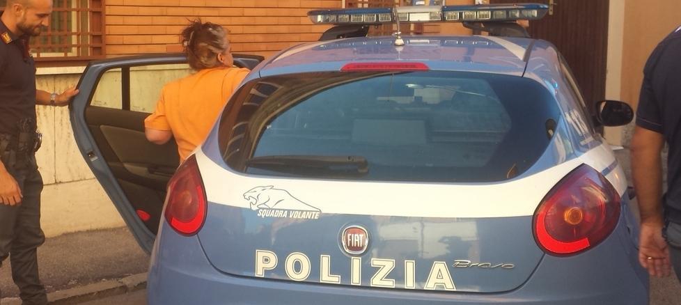 Scippi alle anziane, presa dalla polizia. E lei: rubo per bisogno