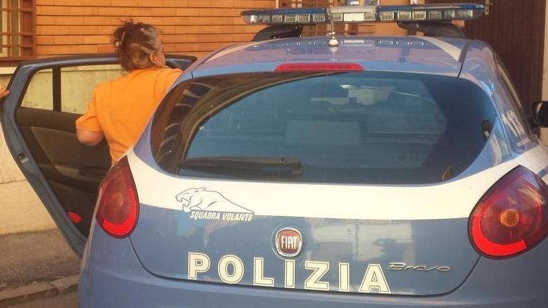 Scippi alle anziane, presa dalla polizia. E lei: rubo per bisogno