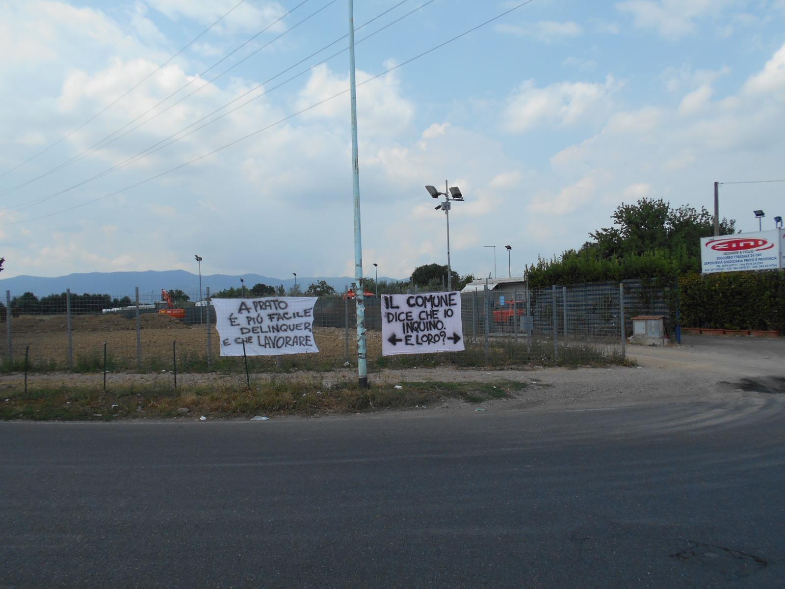 Lo striscione di protesta che Giuseppe Pennone ha affisso sul terreno in via Cava ormai sgomberato dai furgoni