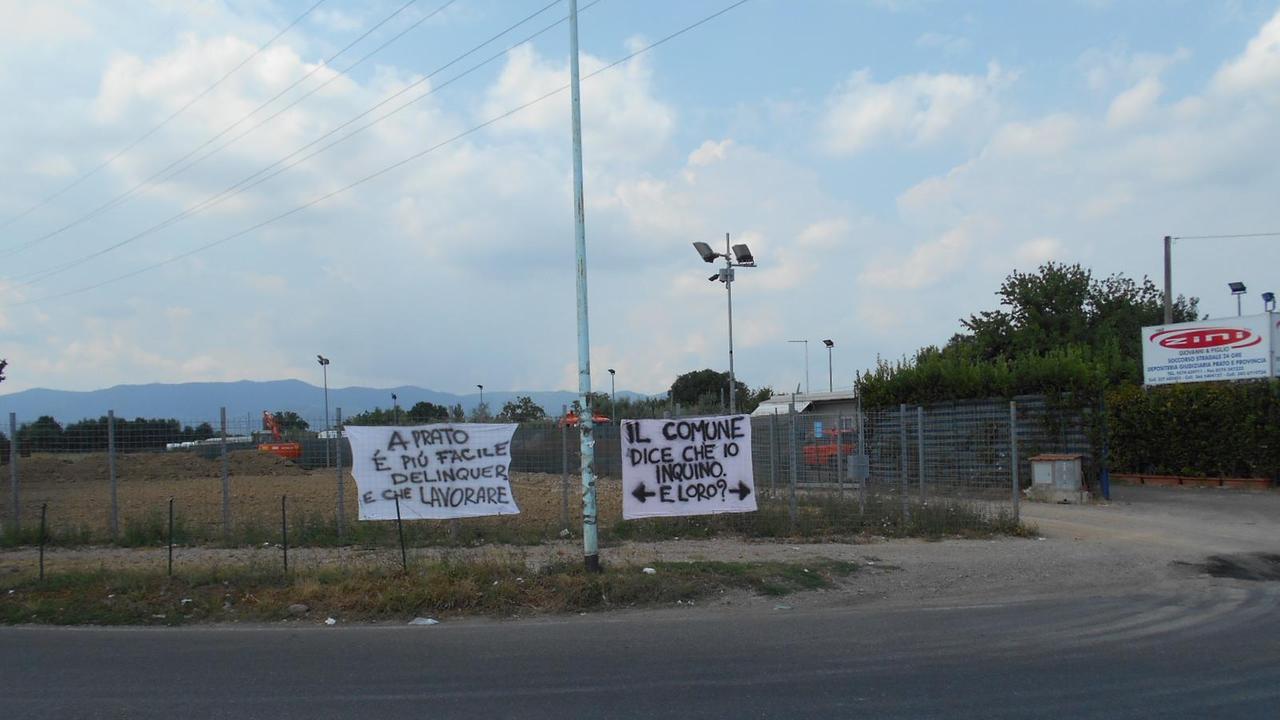 Lo striscione di protesta che Giuseppe Pennone ha affisso sul terreno in via Cava ormai sgomberato dai furgoni