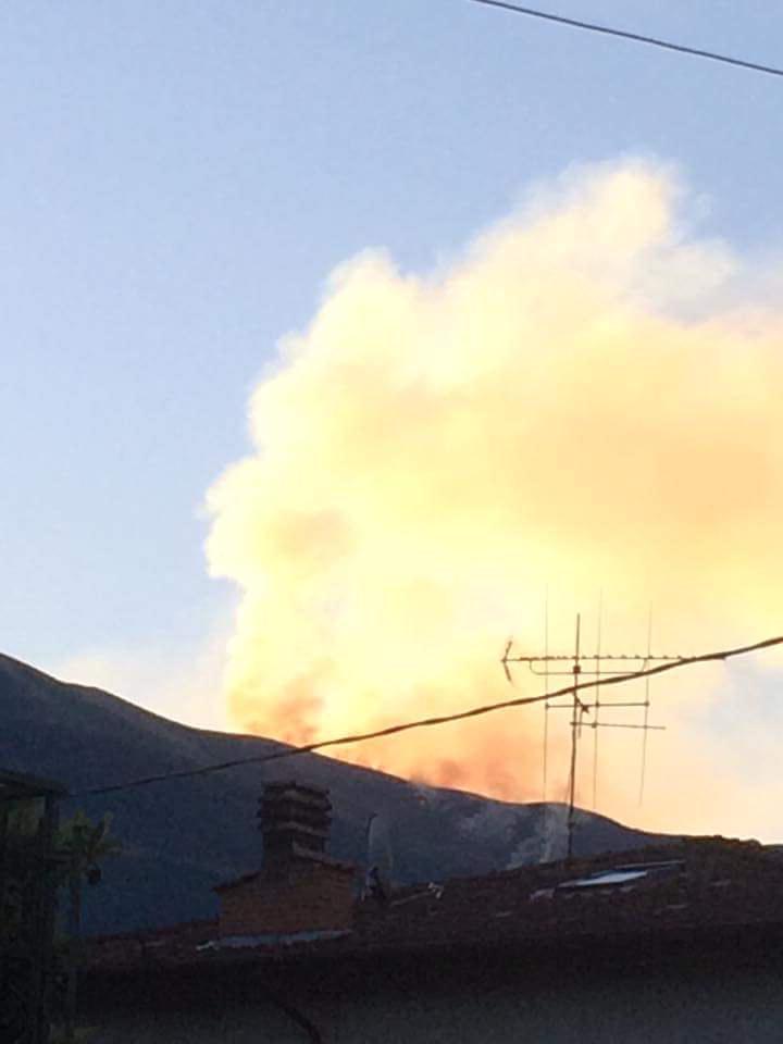 L'incendio visto dal basso