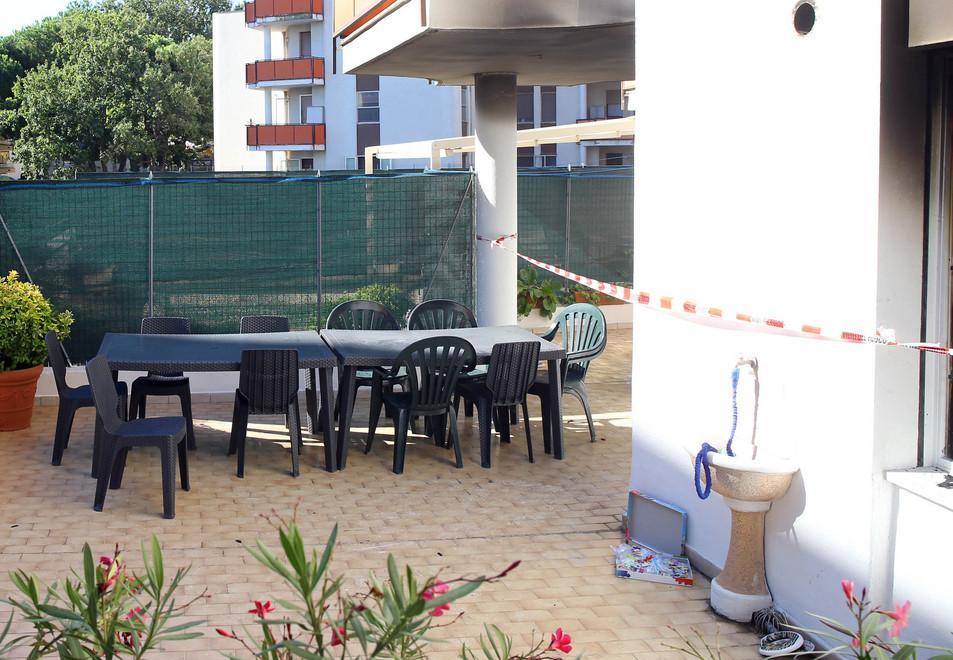 Lido Estensi, appartamento a fuoco: evacuato il residence 