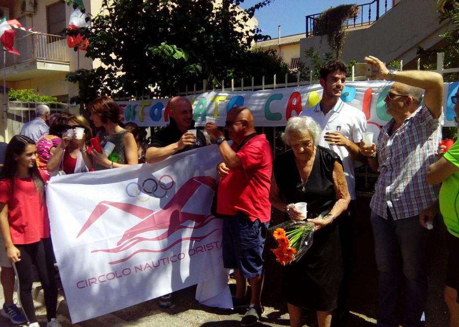 La festa per Stefano Oppo al rientro a Oristano; a destra coi suoi vecchi allenatori Antonio Marras e Gianmarco Patta