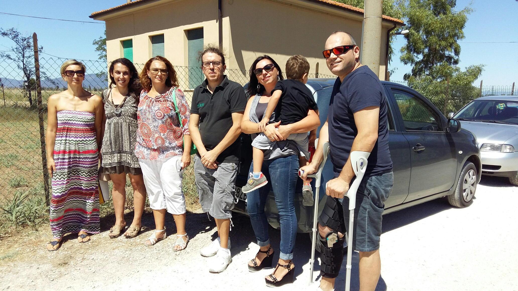 I genitori davanti alla scuola 