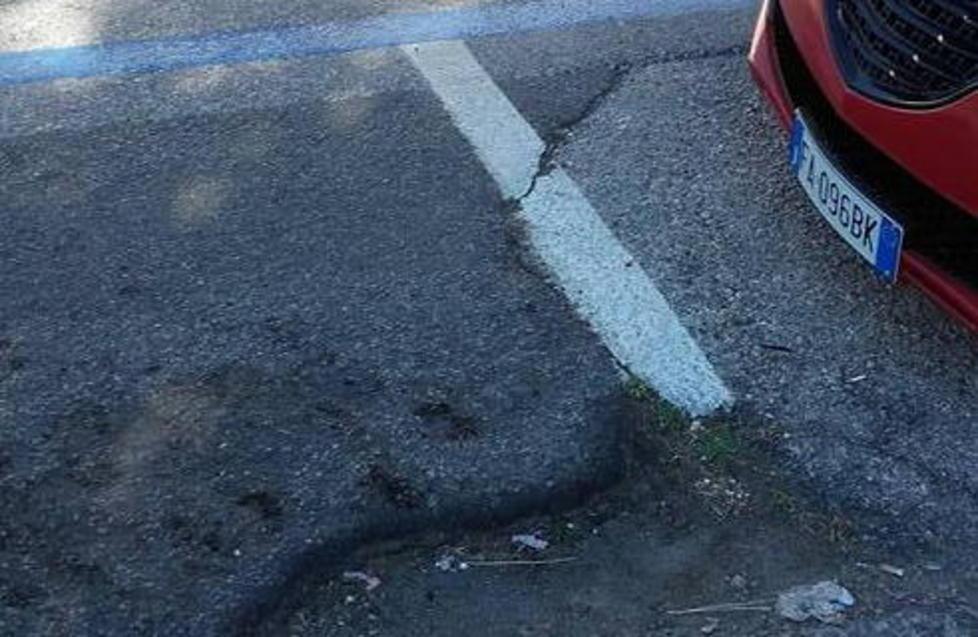 Buche e stalli blu tendono l’agguato alla loro “nemica” 