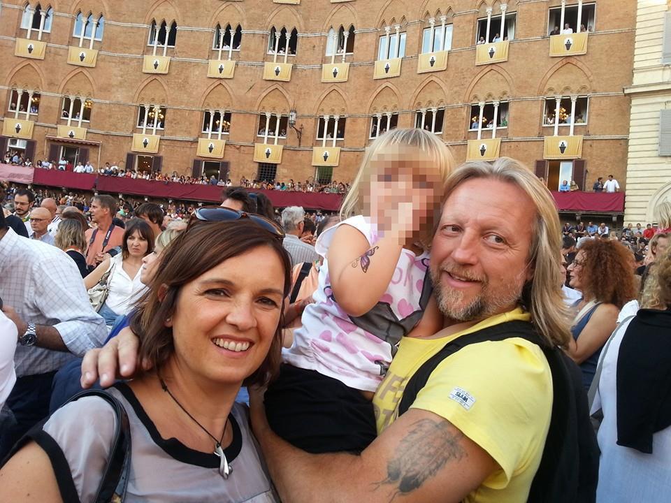 Federica Gasparri con il marito e la figlia a Siena