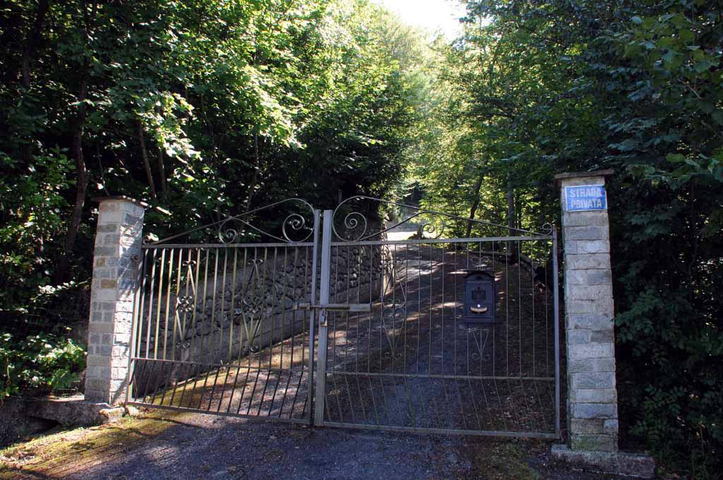 Il cancello della villa della famiglia Triscornia