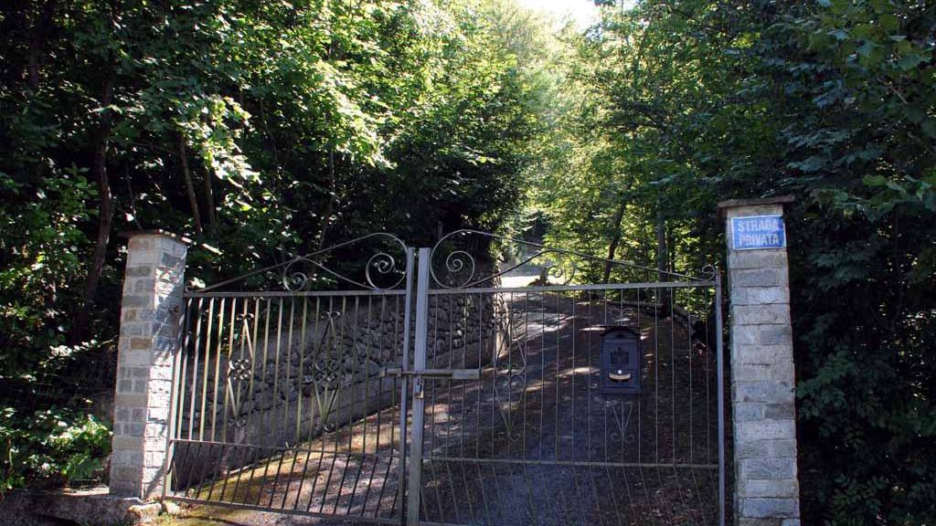 Il cancello della villa della famiglia Triscornia