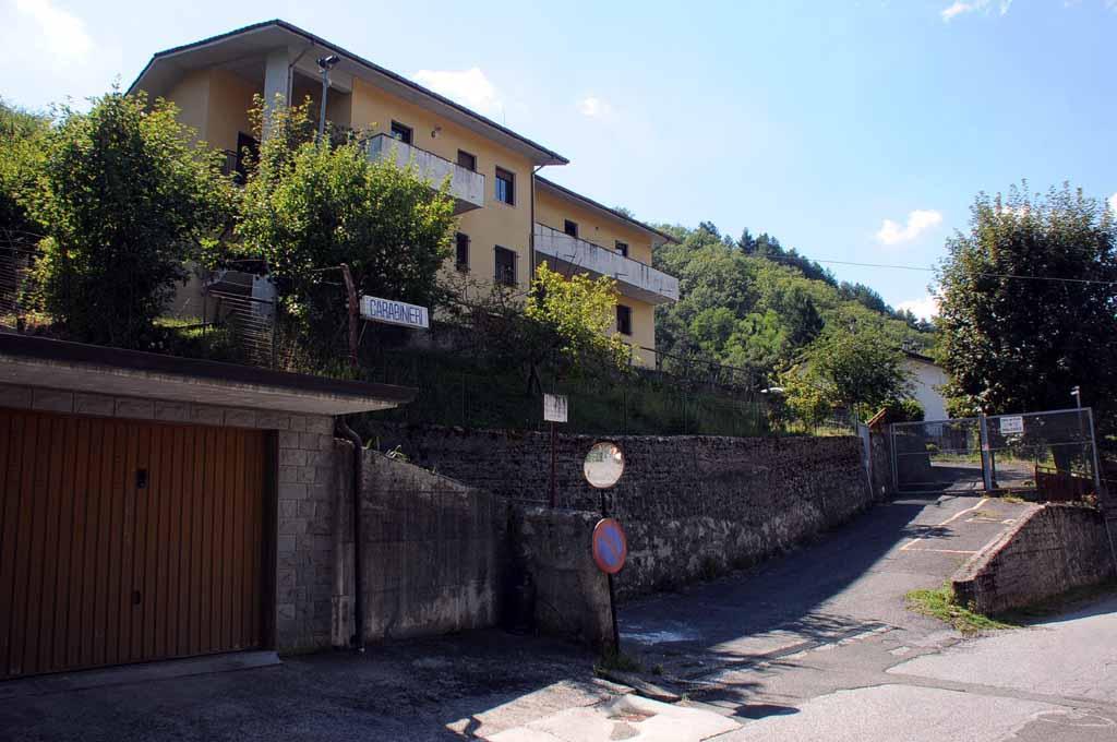 Spara con la pistola alla moglie, al loro cane e poi si toglie la vita